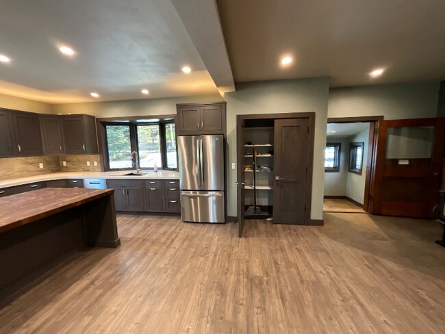 Foto del edificio - 245 Twin Bridges Rd