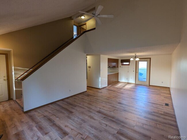 Foto del edificio - 2316 Crescent Lake Rd