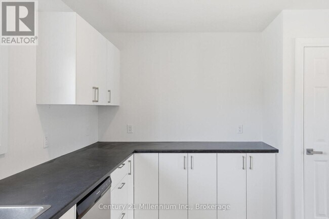 Photo du bâtiment - 9592 Beachwood Rd