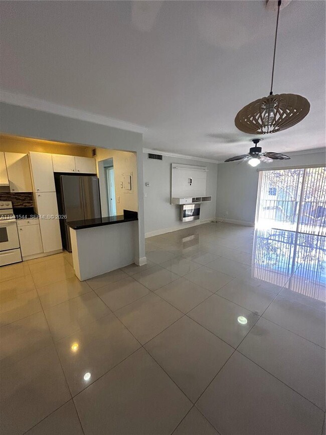 Building Photo - 10367 N Kendall Dr