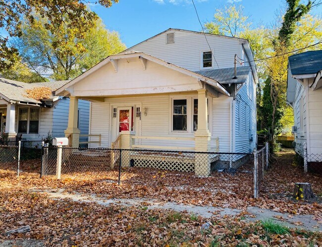 Foto del edificio - Very Spacious 5bdrm/2bth Bungalow Located in South Richmond w/Privacy Fenced Back Yard!!