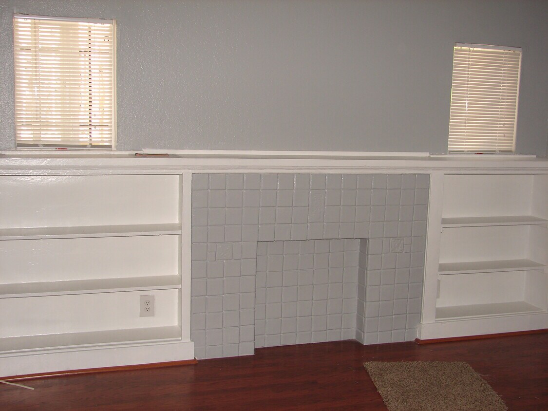 Building Photo - 2757 S Sycamore Ave