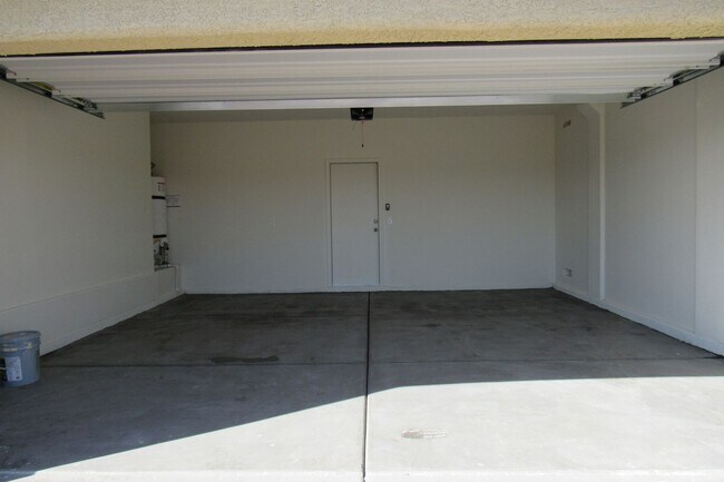 Foto del edificio - New Updated 2 Story Home Available Soon!