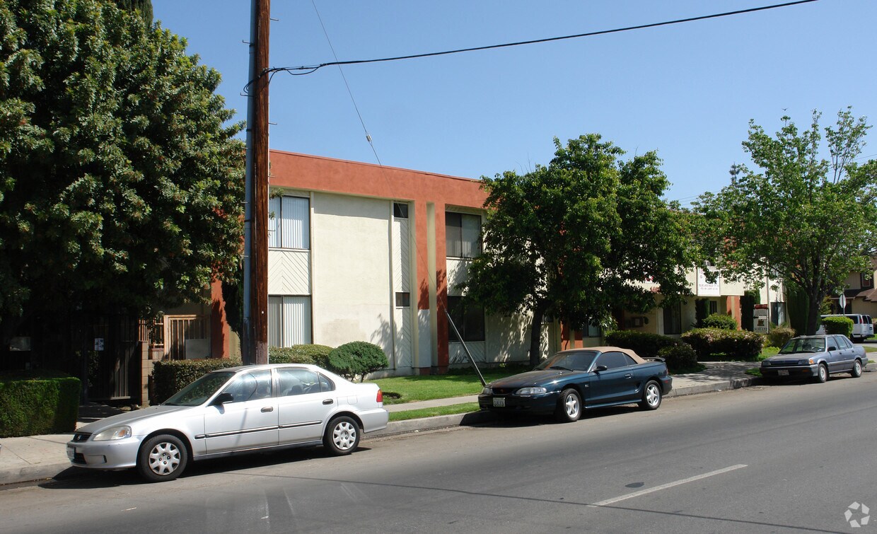 Building Photo - Villa Garden Apartments