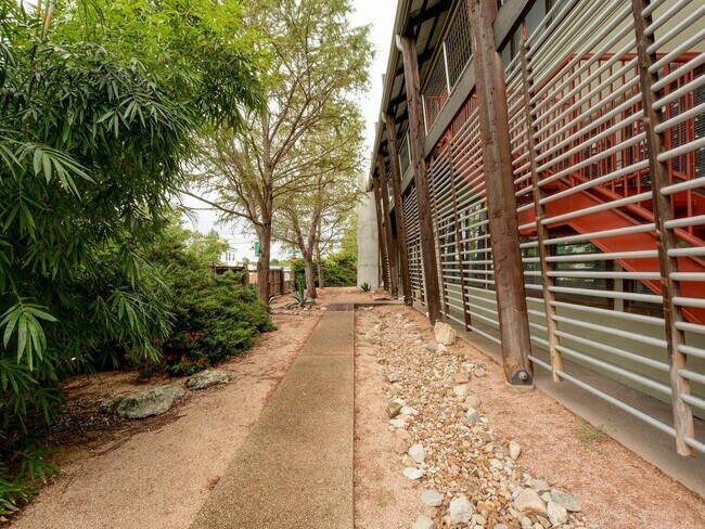 Building Photo - 1308 W N Loop Blvd