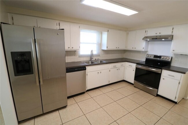 Foto del edificio - 7825 Birchwood Dr