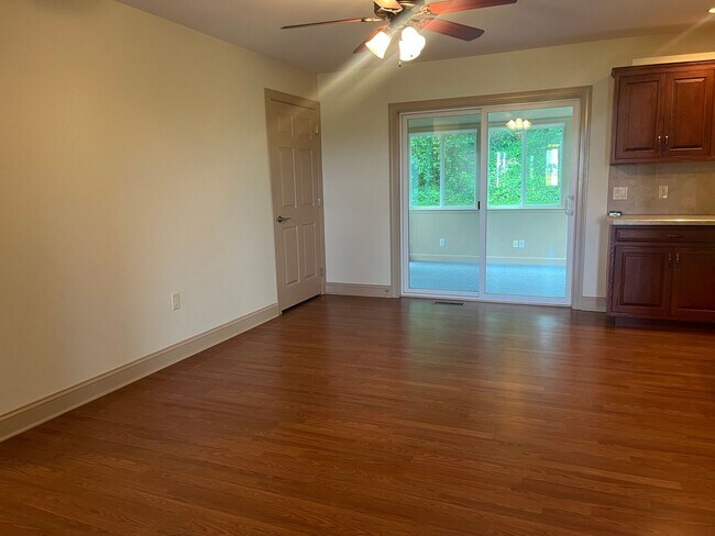 Foto del edificio - Now Leasing – Beautiful Well Maintained 3-...