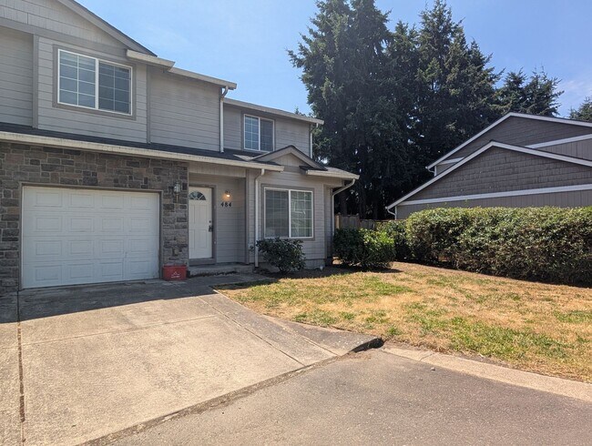 Building Photo - Nice 3 bed/1.5 bath duplex with fenced-in yard and 1 car garage