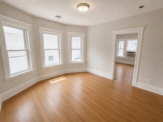 Foto del edificio - 9 Bradford Ave