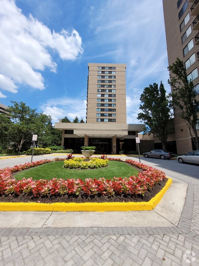 Building Photo - 3709 S George Mason Dr