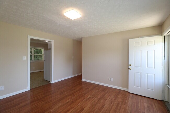 Building Photo - 212 Foxwood Dr