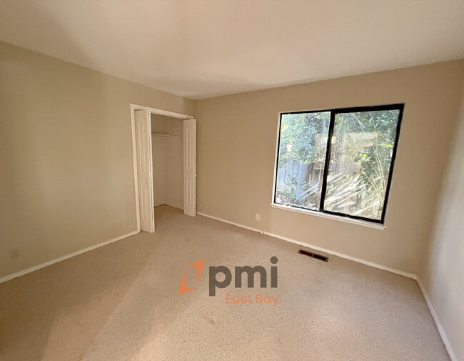 Building Photo - Well-Maintained 4-Bedroom Home in Prime Va...