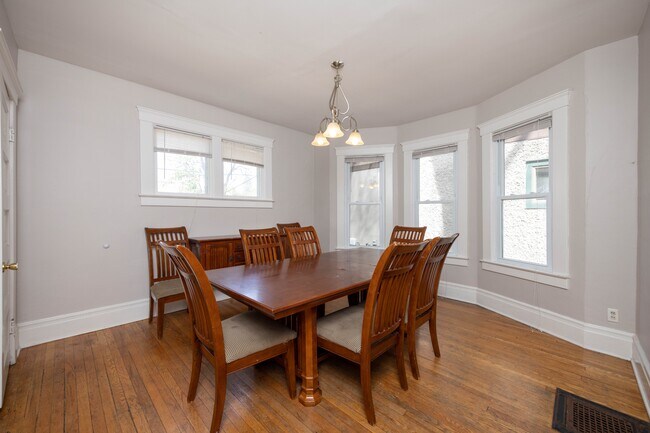 Foto del edificio - 1317 Forest Ct