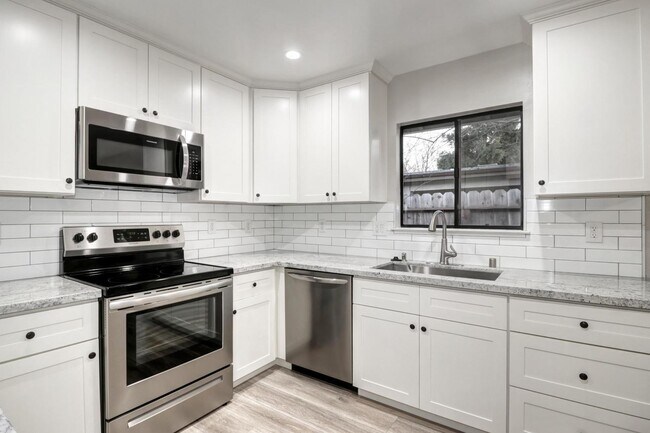 Foto del edificio - Fall Rental Available 9/1 – Stylish, Upgraded Duplex Near Covell Park