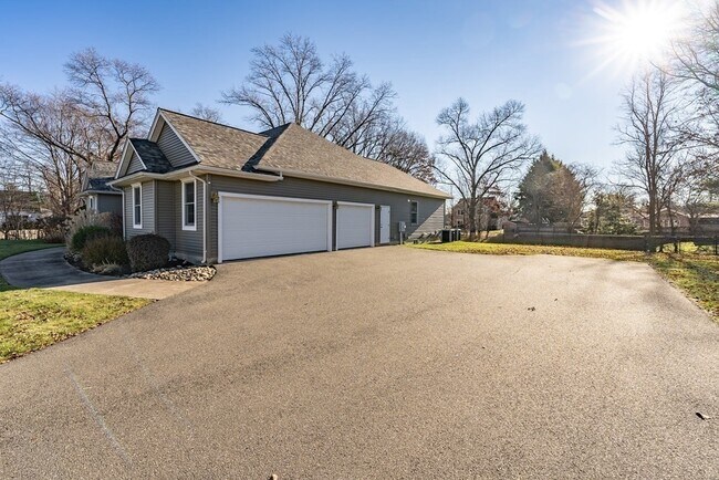 Foto del edificio - 44 Westview Ln