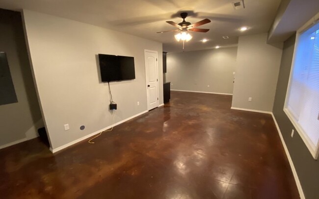 Building Photo - 516 E. Cherry unit C