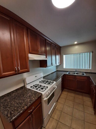 Foto del edificio - Blossom Garden Apartments