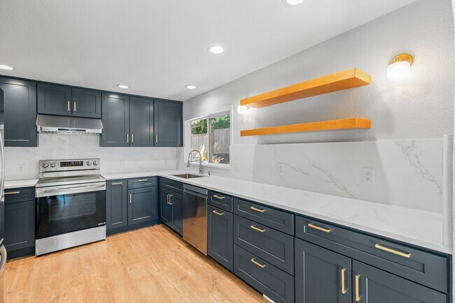 Foto del edificio - 3 bedroom 3 bath Finn Hill Kirkland