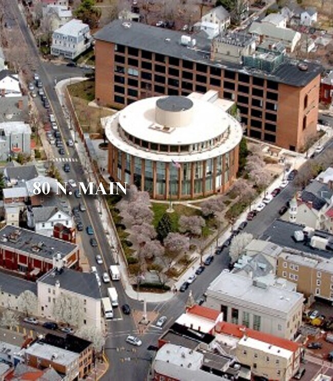 Foto del edificio - 80 N Main St