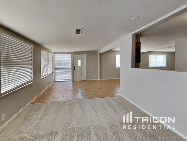 Building Photo - 14801 N 29th Dr