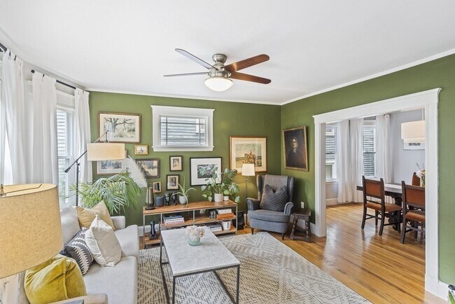 Foto del edificio - 72-72 Woodlawn St