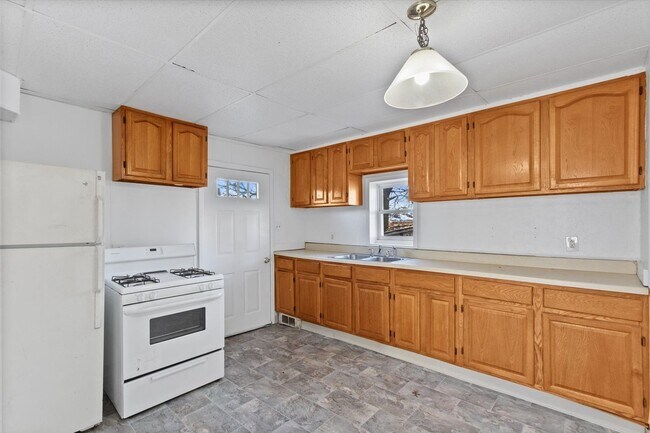 Foto del edificio - Bright 3 Bedroom, 1.5 Bath Home with Private Yard!