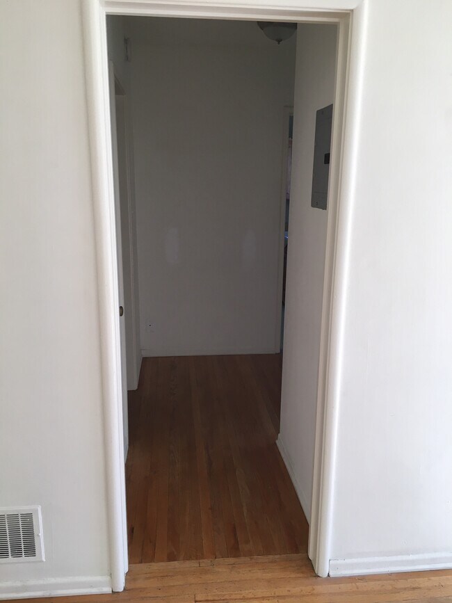 Foto del edificio - 5301 Russell Ave