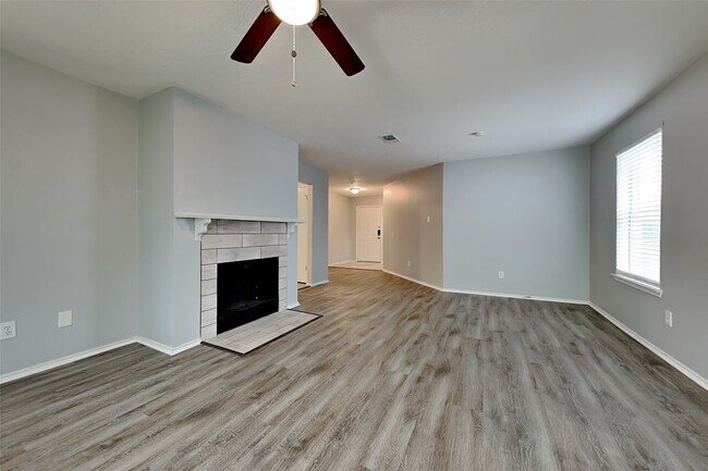 Foto del edificio - 26010 Richards Rd