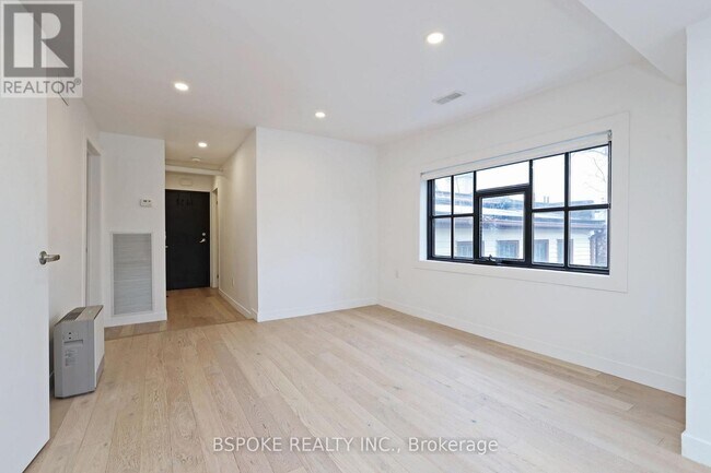 Building Photo - 462 Kingston Rd