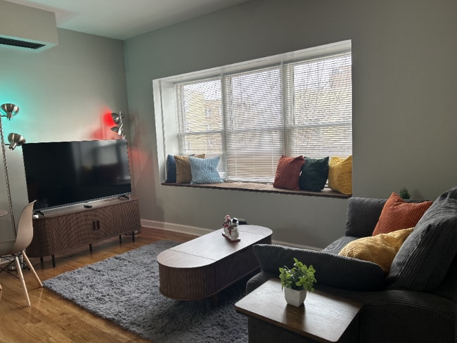 Building Photo - 3034 W Montrose Ave