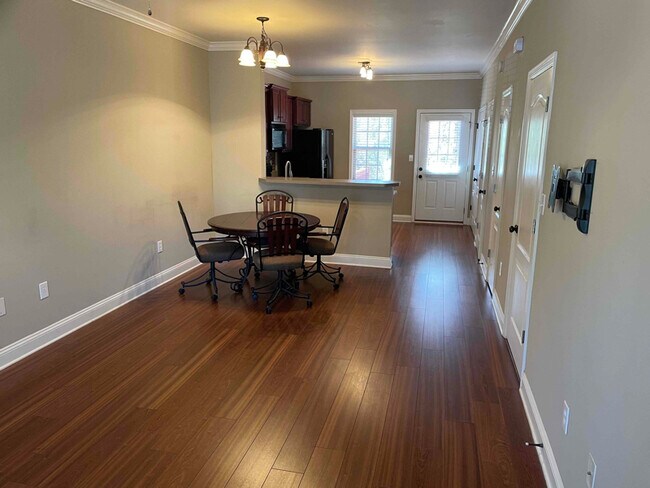 Foto del edificio - 1221 Binghampton Cir