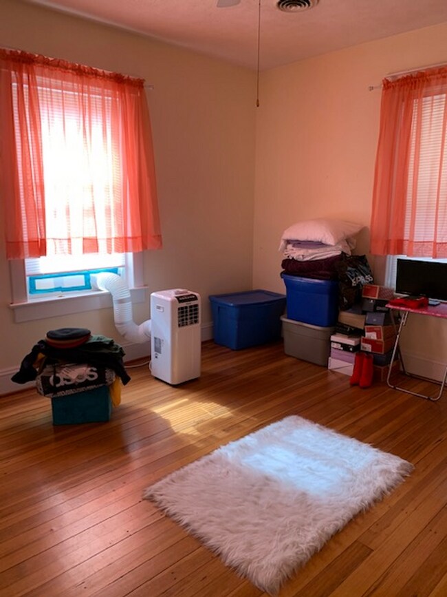 Foto del edificio - 215 N Lewis St