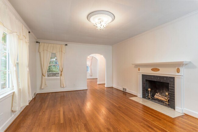 Building Photo - Charming North Asheville Home
