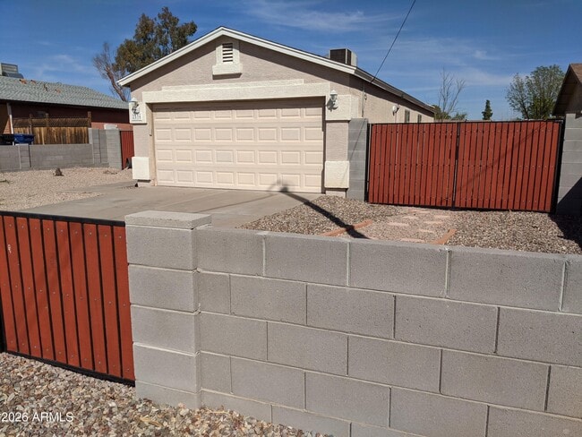 Building Photo - 2536 E McArthur Dr