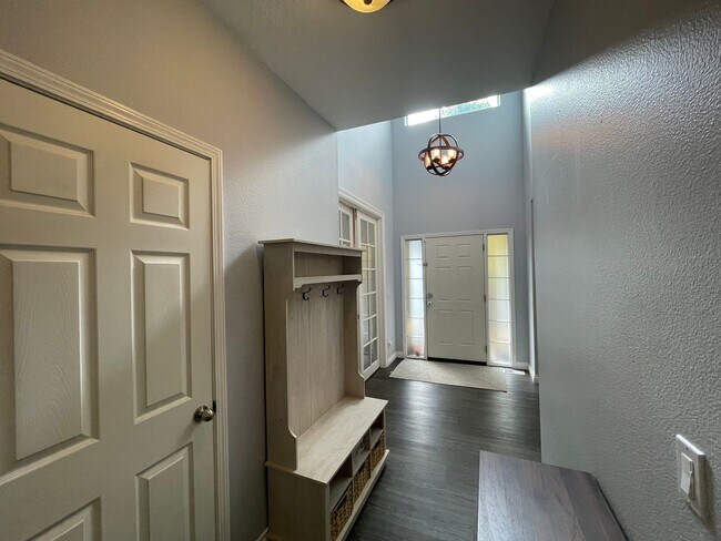 Building Photo - Spacious 3 Bedroom 2.5 Bath + Den & Bonus ...