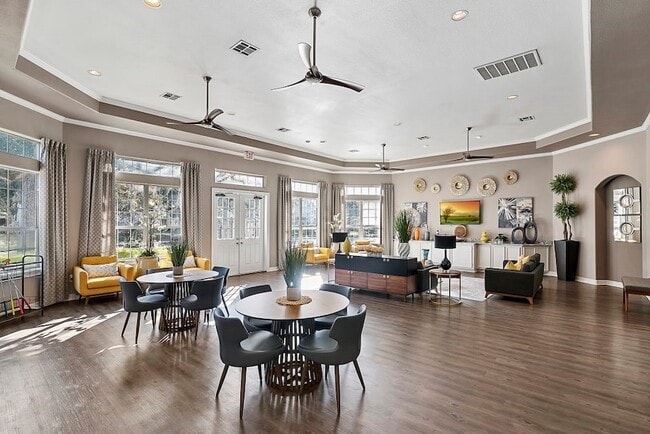 Building Photo - 3101 Vista Dr