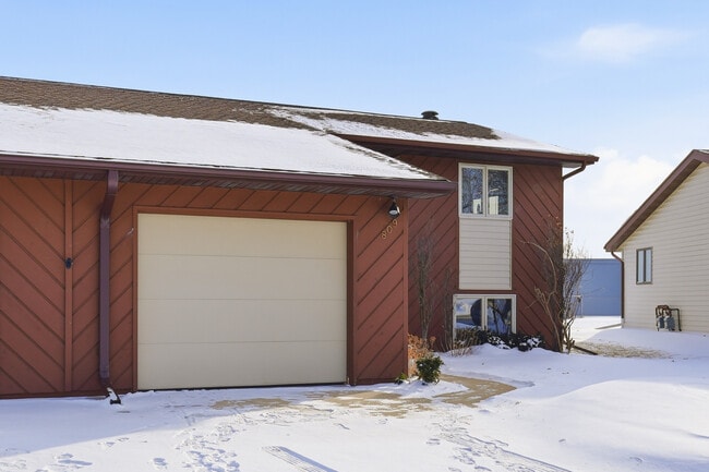 Building Photo - 809 W Ridgeview Dr