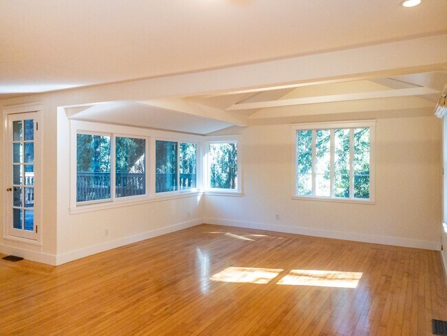Building Photo - Historic Cottage Home! 3BR Plus Bonus Room...