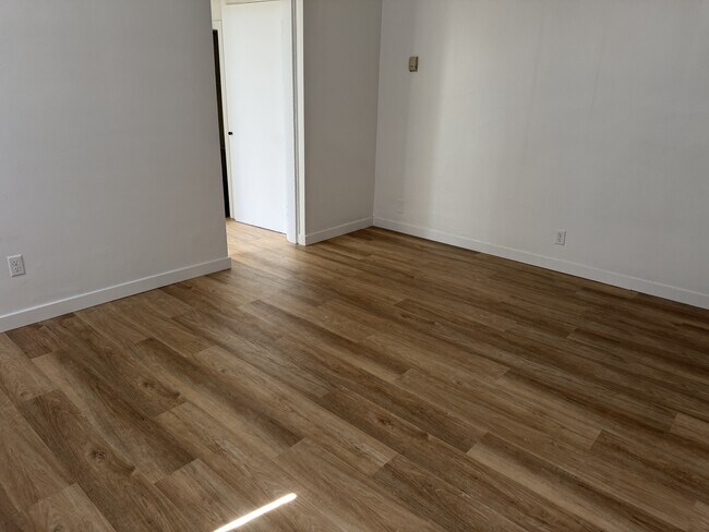 Photo du bâtiment - 12940-12118 118 Ave NW