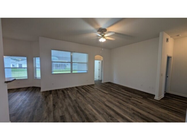 Foto del edificio - 4 Bedroom, 3 Bath Spacious House in Palm Coast, FL