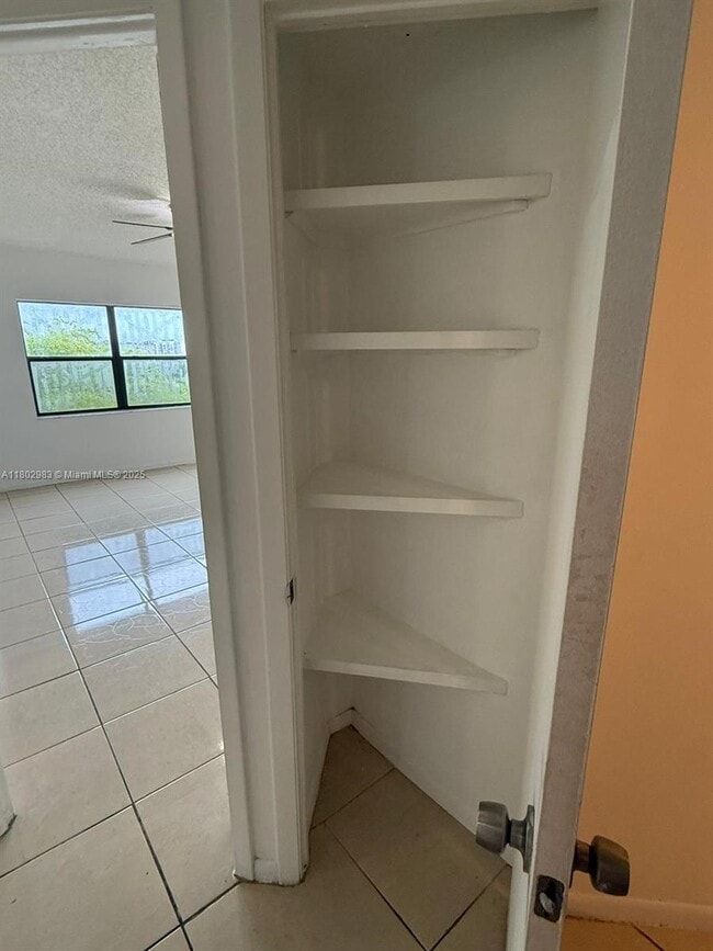 Foto del edificio - 8290 Lake Dr
