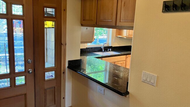 Foto del edificio - Large home with garage and fenced backyard