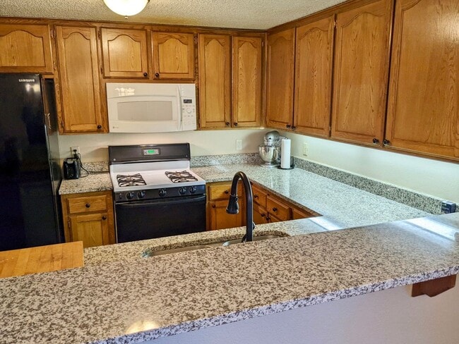 Building Photo - Updated 3-bed 2-bath 2-car in SW Moore