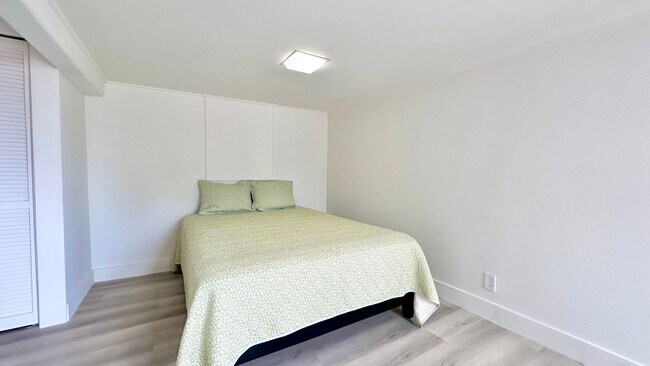 Building Photo - Available NOW - Newly Renovated Studio with 1 Bath & Washer/Dryer in Maunalani Heights!