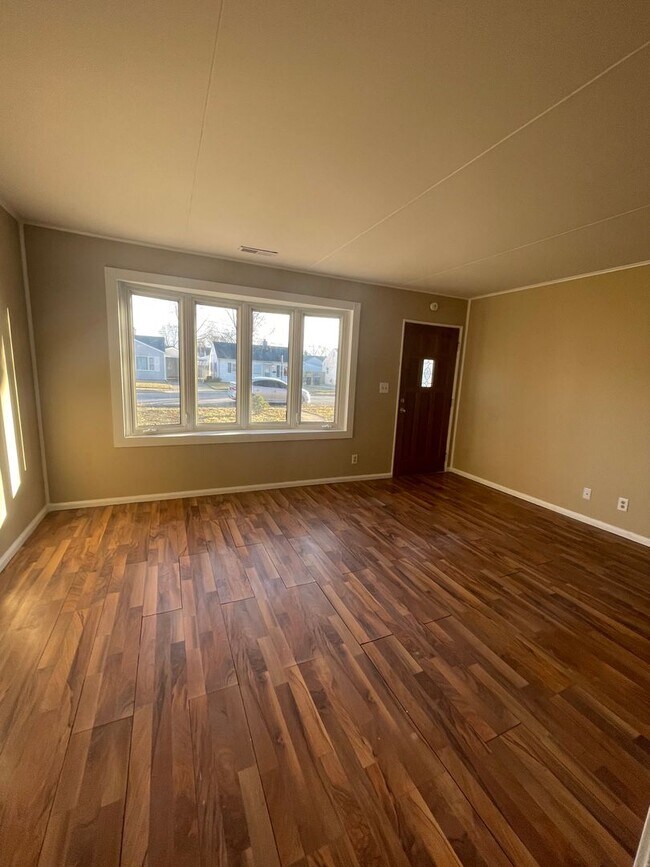 Building Photo - 3 Bedroom Single Family Home