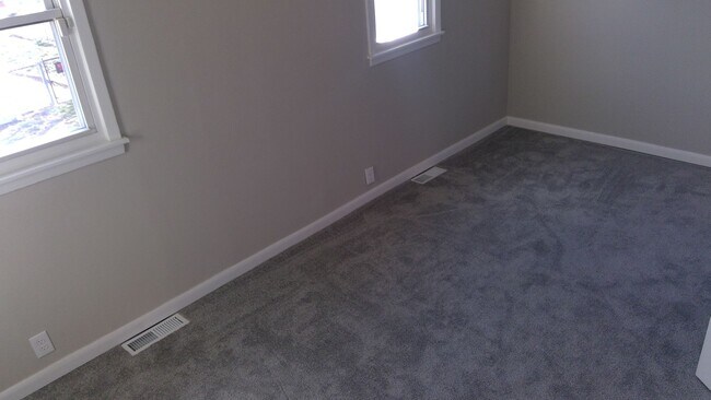 Building Photo - Newly Renovated Home