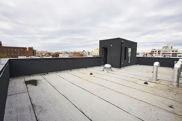 Foto del edificio - 1068 Putnam Ave