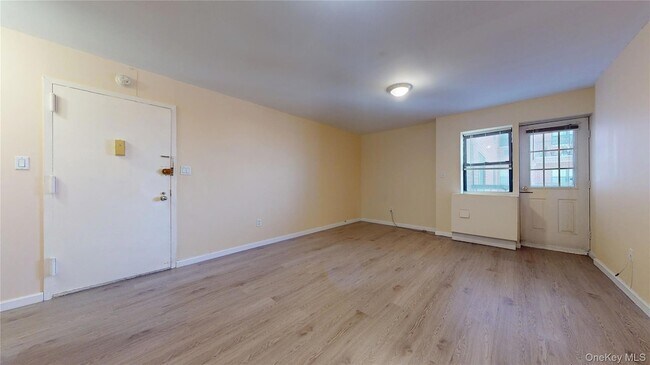 Foto del edificio - 87-30 62nd Ave