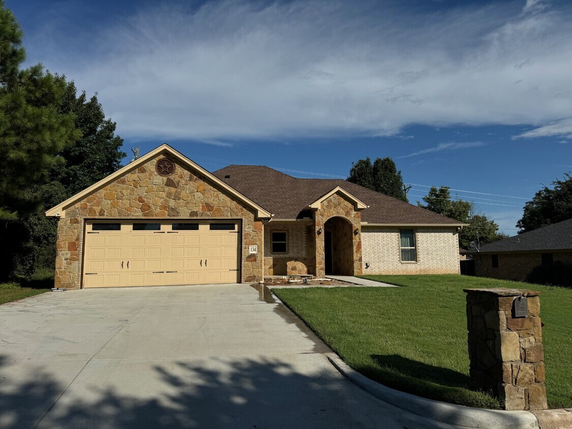Primary Photo - 134 Blue Jay Dr