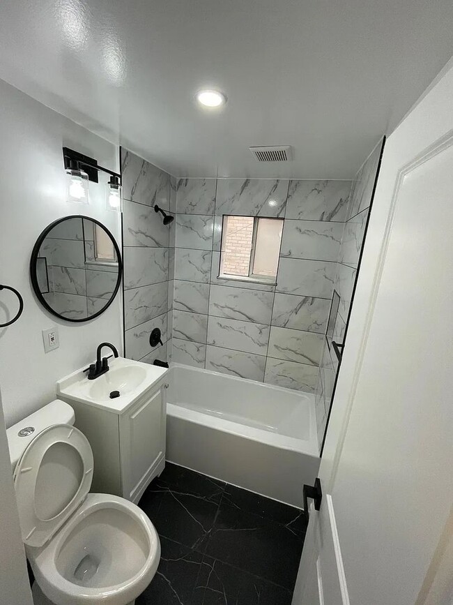 Building Photo - 1509 Rockland Ave